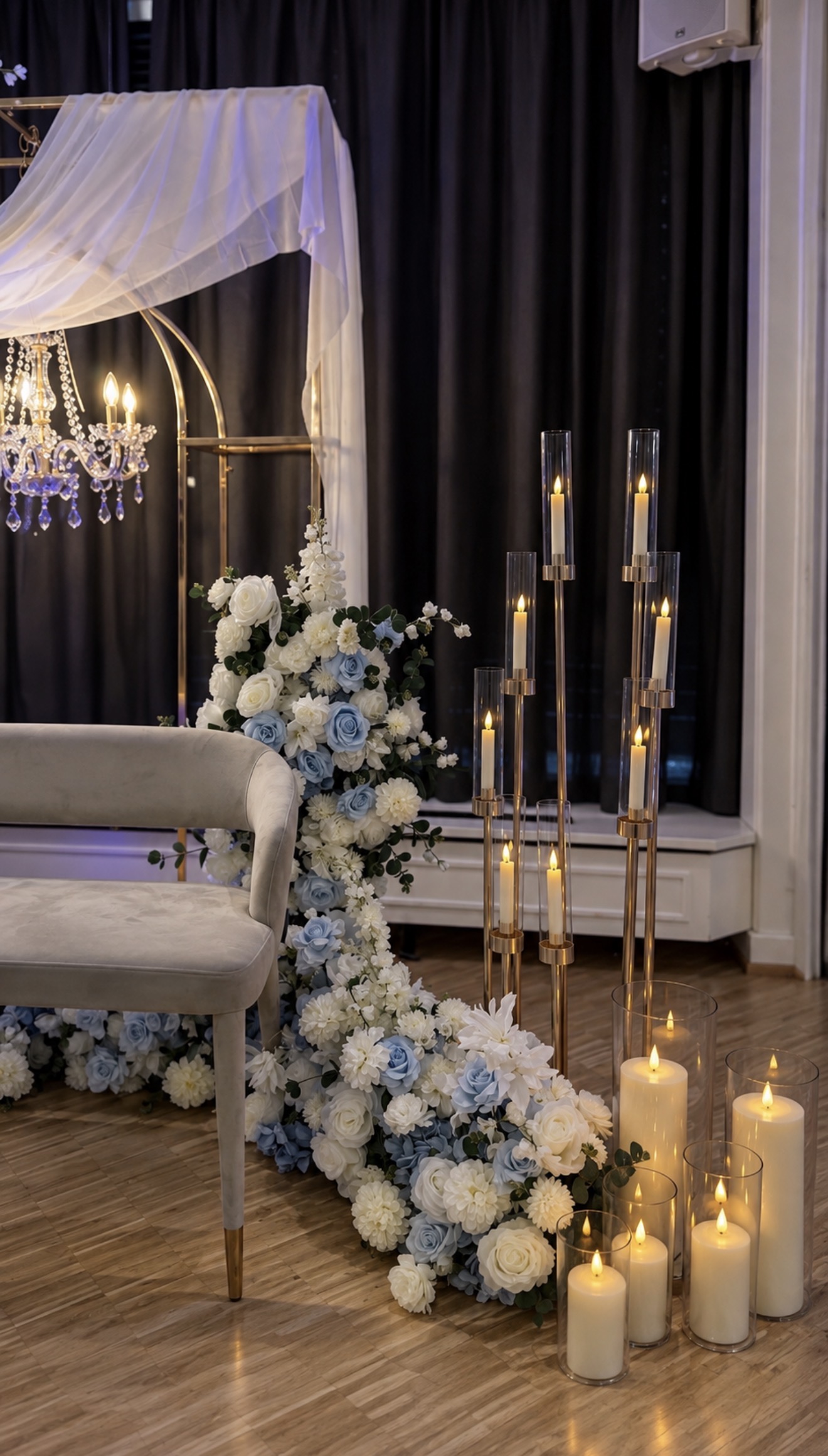 Détail floral et chandeliers d'une décoration Lavinia Decor