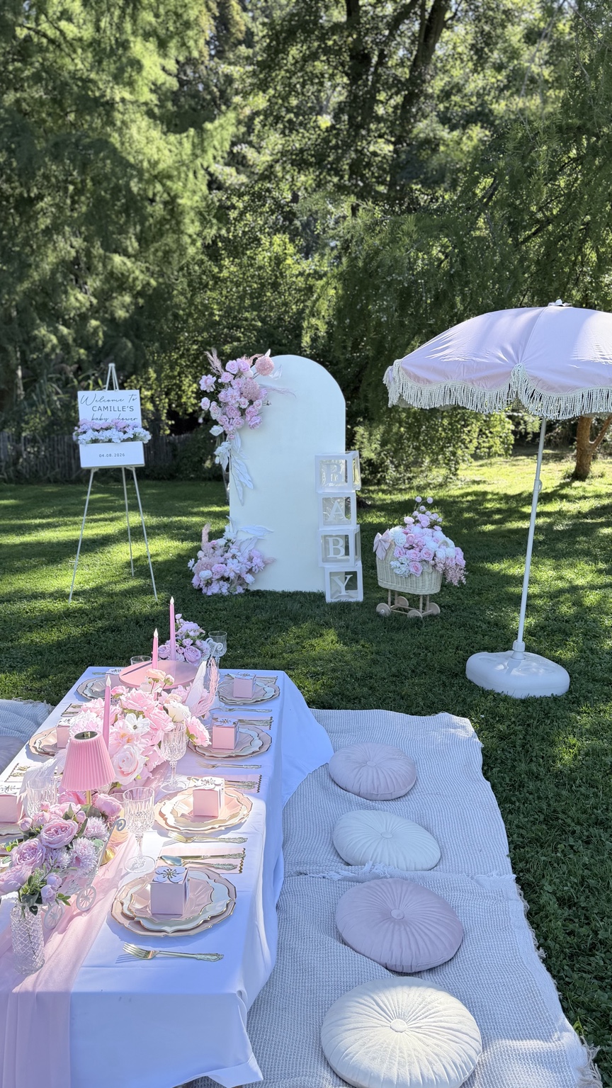 Décoration complète de baby shower rose et blanche