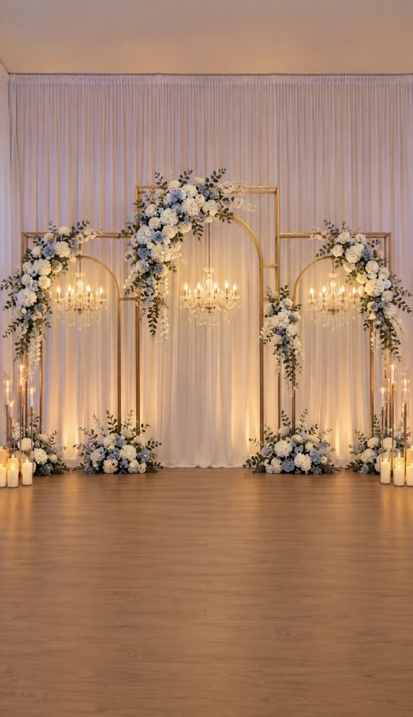 Décoration de mariage avec trois structures fleuries bleu et blanc
